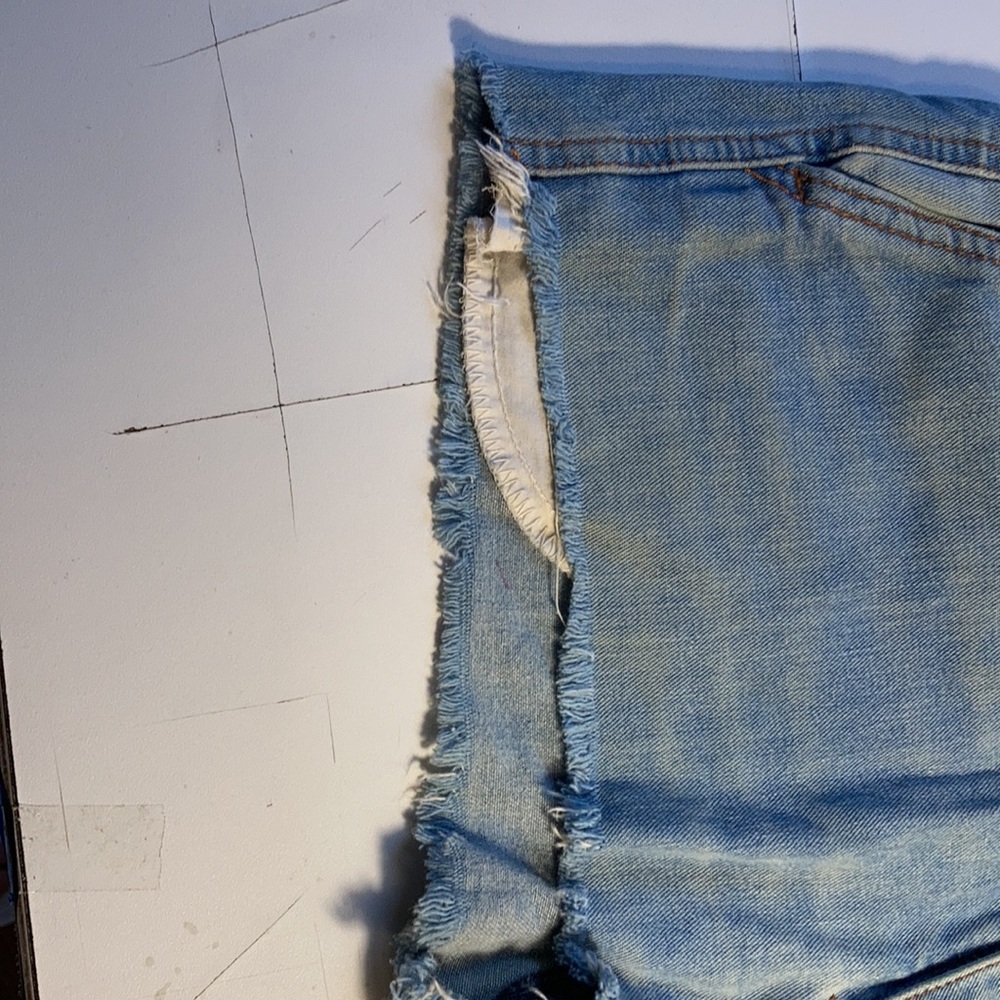 Super sports at Alexander’s vintage denim cut off shorts. Size 4 - Picture 4 of 8